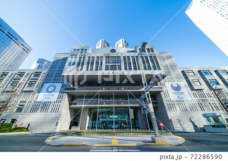 都市風景　東京都庁を見上げる 72286590