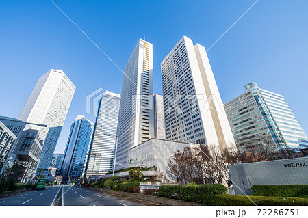 都市風景 西新宿の高層ビル群を見上げるの写真素材