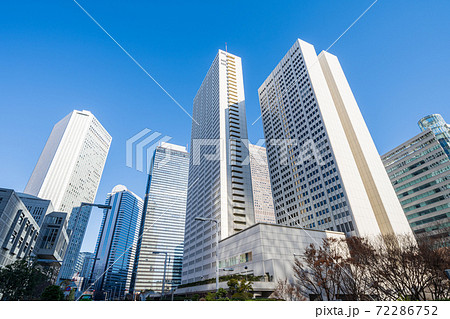 都市風景 西新宿の高層ビル群を見上げるの写真素材