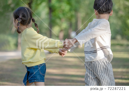 子供 公園 跳躍 72287221