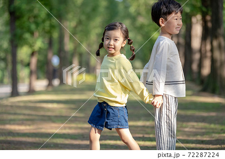 子供 公園 跳躍 72287224