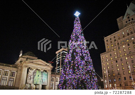 カナダバンクーバー美術館前の巨大クリスマスツリー 72287288