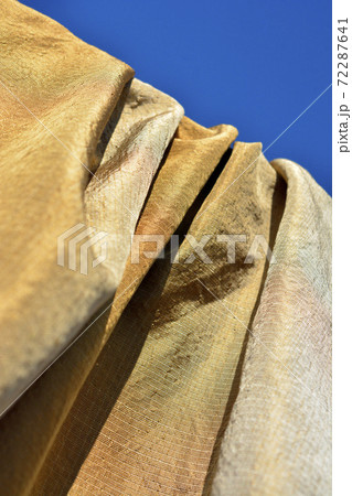 古い布、絹織物、光、ドレープ、和風背景素材 古い布、絹織物、光、ドレープ、和風背景素材 72287641