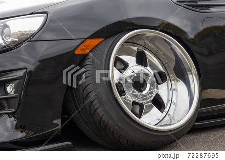 車のホイールとタイヤ　old  Wheel of the car 72287695