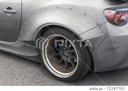 車のホイールとタイヤ　old  Wheel of the car 72287702