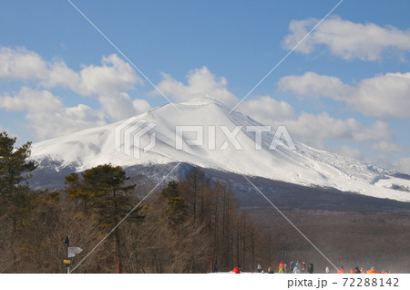 軽井沢スノーパークから見る浅間山 72288142