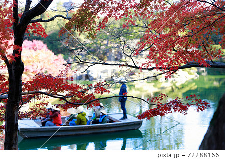 香川県 栗林公園 紅葉と遊覧船の写真素材