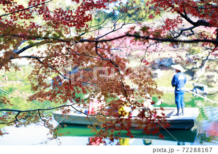 香川県 栗林公園 紅葉と遊覧船の写真素材