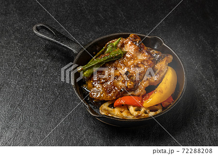 黒豚でポークステーキ Iron pan pork roasted meat 黒豚でポークステーキ Iron pan pork roasted meat 72288208