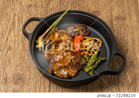 黒豚でポークステーキ Iron pan pork roasted meat 72288210