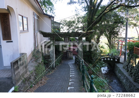 長崎にある若宮稲荷神社の方形の鳥居と参道 長崎にある若宮稲荷神社の方形の鳥居と参道 72288662