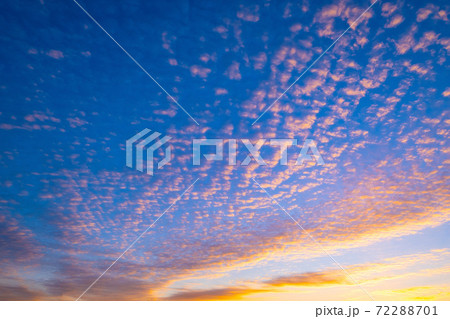 朝焼けの空 72288701