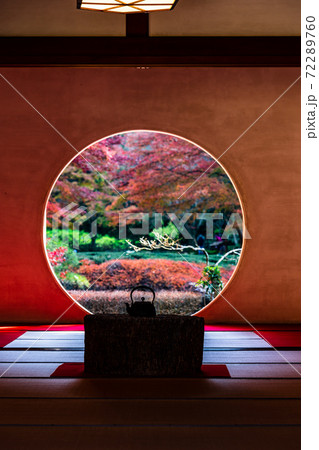 晩秋の鎌倉 明月院 悟りの窓 縦構図 晩秋の鎌倉 明月院 悟りの窓 縦構図 72289760