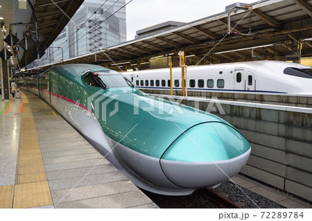 駅に止まっている新幹線の顔 72289784