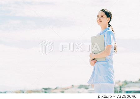 屋上に立つ若い看護師 72290646