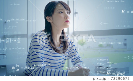 勉強する女子学生　エドテック 72290672