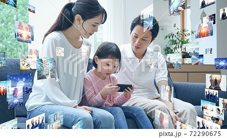 スマホを見る女の子と両親 動画配信サービス スマホを見る女の子と両親 動画配信サービス 72290675