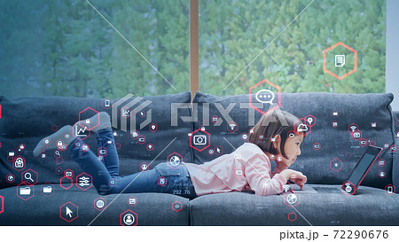 パソコンを使う女の子 72290676