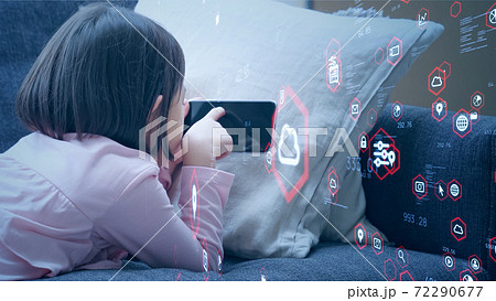 スマホを使う女の子 スマホを使う女の子 72290677