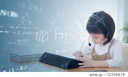 通信教育を受ける女の子　エドテック 72290678