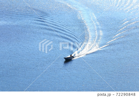 銀海航行(鳴門海峡内湾ウチノ海を行く漁船) 徳島県鳴門市 銀海航行(鳴門海峡内湾ウチノ海を行く漁船) 徳島県鳴門市 72290848