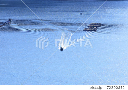 銀海航行（鳴門海峡内湾ウチノ海を行く漁船）　徳島県鳴門市 72290852