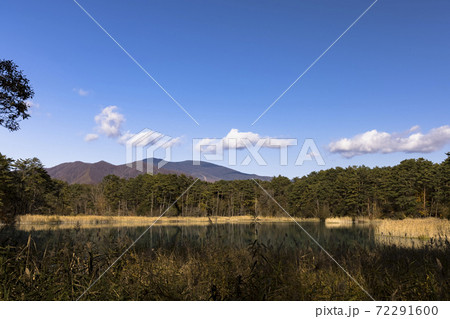 秋の五色沼湖沼群, 弁天沼展望台から見る西吾妻山, 簗部山 秋の五色沼湖沼群, 弁天沼展望台から見る西吾妻山, 簗部山 72291600