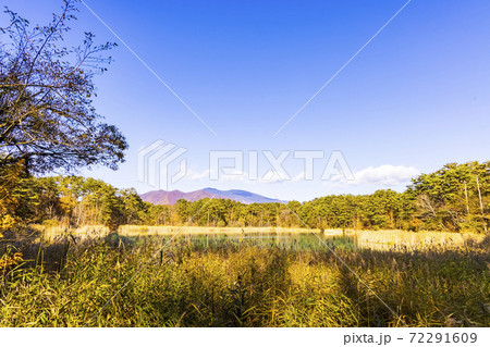 秋の五色沼湖沼群, 弁天沼展望台から見る西吾妻山, 簗部山 72291609