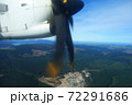 プロペラ機のエンジン 飛行中の窓からの眺め 72291686