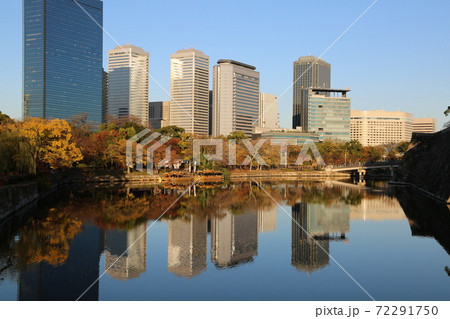 大阪ビジネスパークのビルが水面にも映っている 大阪ビジネスパークのビルが水面にも映っている 72291750