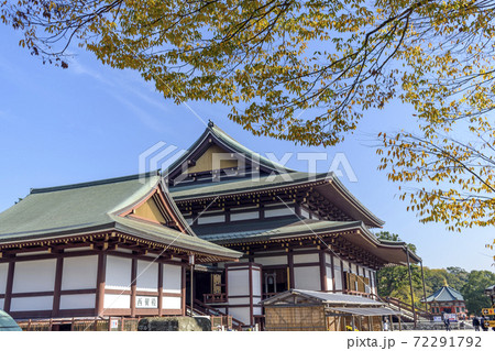 成田山新勝寺　出世稲荷から大本堂を望む 72291792