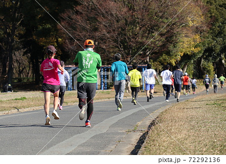 公園を走る市民ランナー 72292136