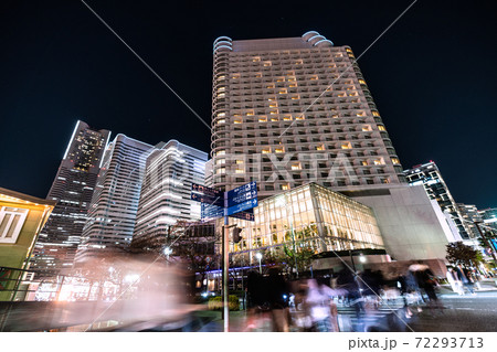 日本の横浜都市景観 横浜ランドマークタワーなどを望む(夜景) 日本の横浜都市景観 横浜ランドマークタワーなどを望む(夜景) 72293713