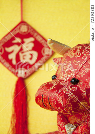 中国風牛の縫いぐるみ(年賀状素材 2021年 丑年) 中国風牛の縫いぐるみ(年賀状素材 2021年 丑年) 72293883