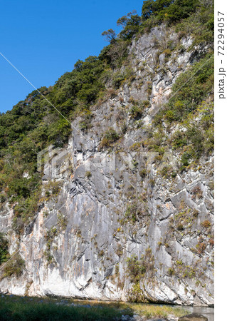 肥後の空滝とエメラルドグリーンの川 熊本県八代郡の立神峡 肥後の空滝とエメラルドグリーンの川 熊本県八代郡の立神峡 72294057