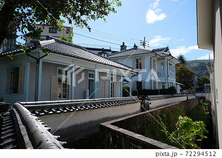 長崎のオランダ坂通りにある東山手洋風住宅群 72294512