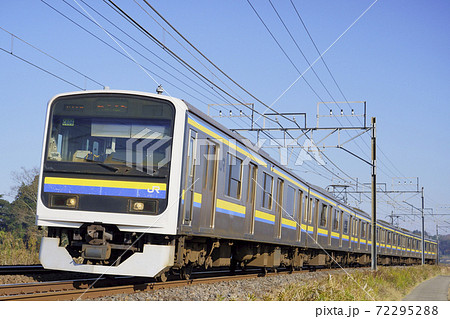 青空の下を走る総武本線の普通列車(209系2100番台) 青空の下を走る総武本線の普通列車(209系2100番台) 72295288