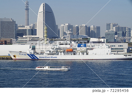 横浜港に停泊する巡視船と高層建物の景色 72295456