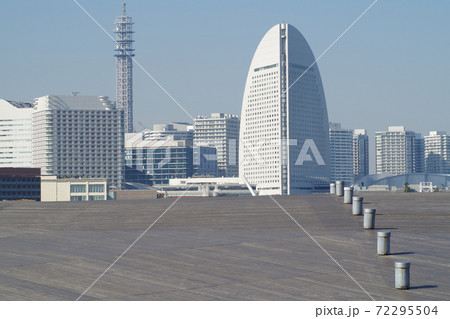 大桟橋の向こうのみらい地区の建物の景色 72295504