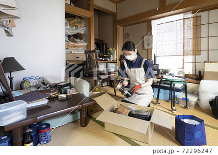 散らかった部屋を片付ける女性作業員 72296247