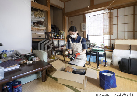 散らかった部屋を片付ける女性作業員 72296248