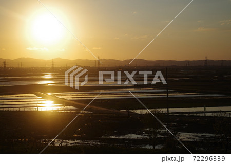 新潟県麻生の湯 田園風景の夕焼け 新潟県麻生の湯 田園風景の夕焼け 72296339