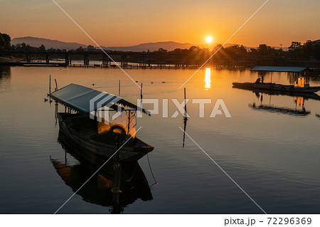 京都市右京区嵐山の渡月橋を早朝に撮影したもの 72296369