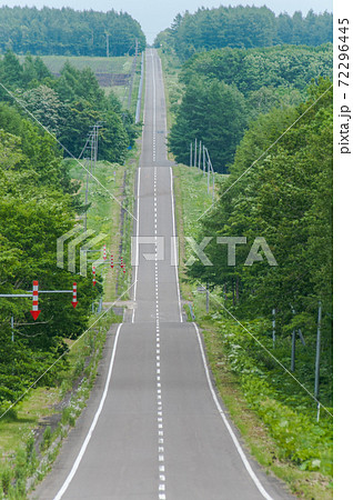長い道の景色 72296445