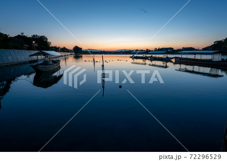 京都市右京区嵐山の渡月橋を早朝に撮影したもの 72296529