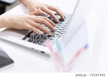 ビジネスイメージ  　タイピング 72297481
