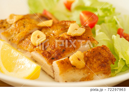 チキンソテーと新鮮な野菜 チキンソテーと新鮮な野菜 72297963