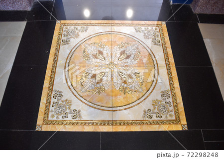 Marble flower pattern on the floor Marble flower pattern on the floor 72298248