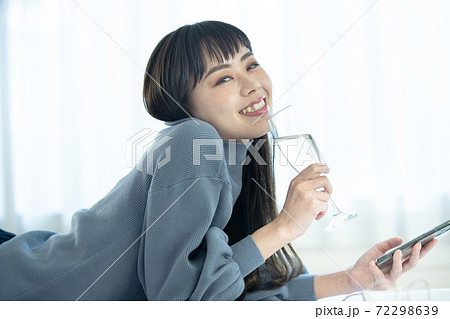 寛ぐ女性 72298639