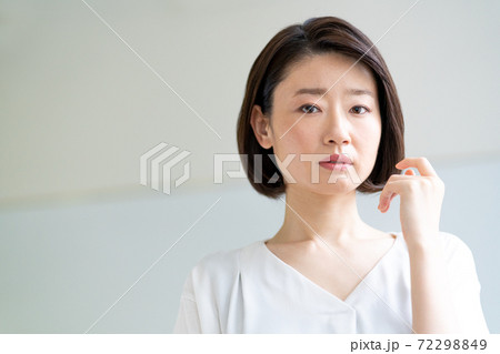 ミドルエイジの女性のポートレート ミドルエイジの女性のポートレート 72298849